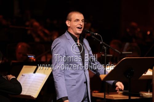 Deutsch-Französischer Schauspieler und Sänger Dominique Horwitz singt 